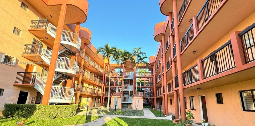 Condominio en Hialeah, Florida, 2 dormitorios  № 1119200