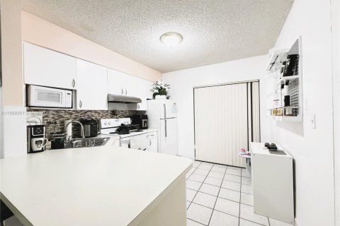 Condominio en venta en Hialeah, Florida, 2 dormitorios, 75.44 m2 № 1119200 - foto 10