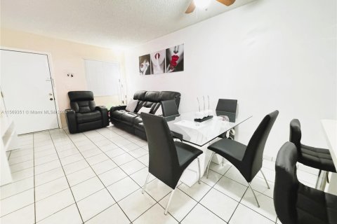 Condominio en venta en Hialeah, Florida, 2 dormitorios, 75.44 m2 № 1119200 - foto 17