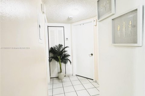 Condominio en venta en Hialeah, Florida, 2 dormitorios, 75.44 m2 № 1119200 - foto 15