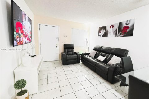 Condominio en venta en Hialeah, Florida, 2 dormitorios, 75.44 m2 № 1119200 - foto 16