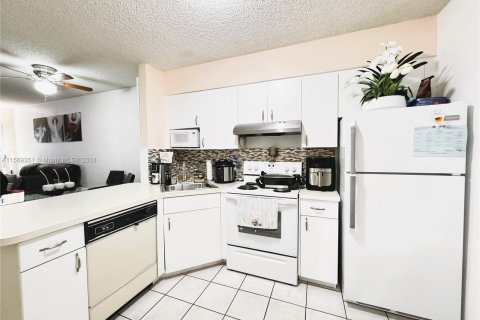 Condominio en venta en Hialeah, Florida, 2 dormitorios, 75.44 m2 № 1119200 - foto 12