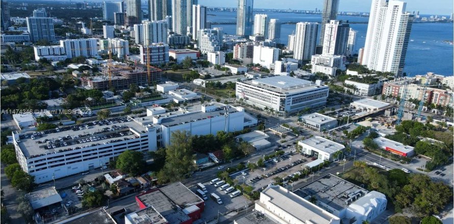 Commercial property in Miami, Florida № 789330