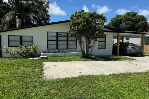 House in Pompano Beach, Florida 3 bedrooms, 94.76 sq.m. № 1269025 - photo 2