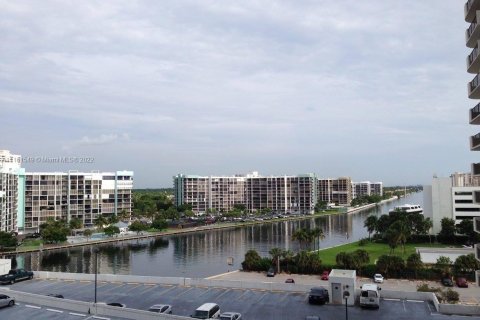 Copropriété à louer à Hollywood, Floride: 2 chambres, 119.94 m2 № 2154 - photo 1