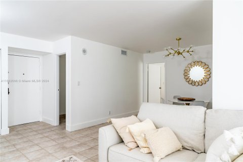 Condo in Sunny Isles Beach, Florida, 1 bedroom  № 1369232 - photo 18