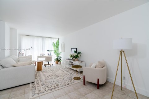 Condo in Sunny Isles Beach, Florida, 1 bedroom  № 1369232 - photo 1