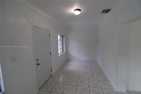 House in Miami, Florida 3 bedrooms, 121.61 sq.m. № 1368710 - photo 15