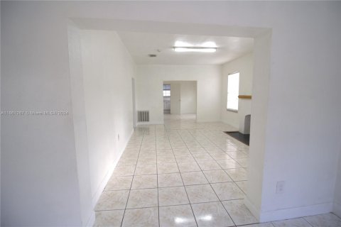 House in Miami, Florida 3 bedrooms, 121.61 sq.m. № 1368710 - photo 13