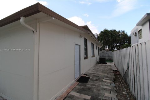 House in Miami, Florida 3 bedrooms, 121.61 sq.m. № 1368710 - photo 29