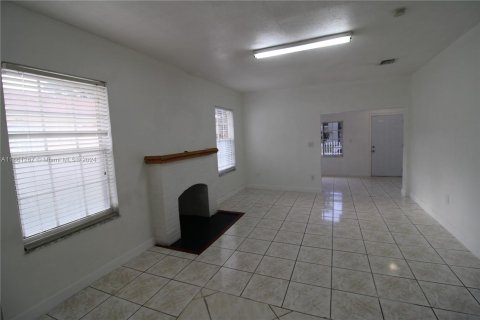 House in Miami, Florida 3 bedrooms, 121.61 sq.m. № 1368710 - photo 16