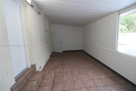 House in Miami, Florida 3 bedrooms, 121.61 sq.m. № 1368710 - photo 28