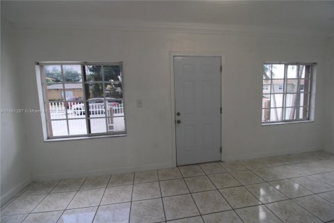 House in Miami, Florida 3 bedrooms, 121.61 sq.m. № 1368710 - photo 14