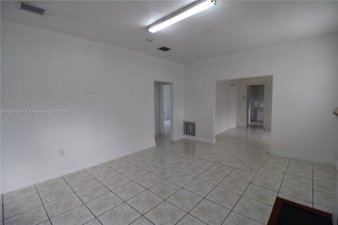 House in Miami, Florida 3 bedrooms, 121.61 sq.m. № 1368710 - photo 18