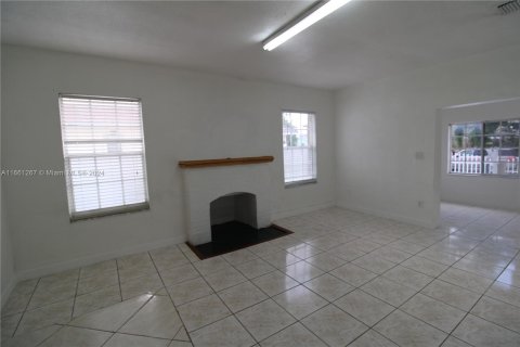 House in Miami, Florida 3 bedrooms, 121.61 sq.m. № 1368710 - photo 17