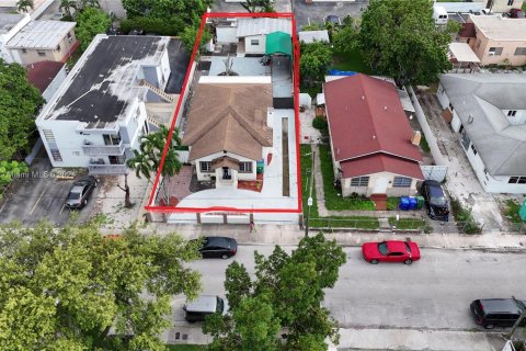 House in Miami, Florida 3 bedrooms, 121.61 sq.m. № 1368710 - photo 1