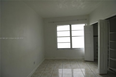 House in Miami, Florida 3 bedrooms, 121.61 sq.m. № 1368710 - photo 24