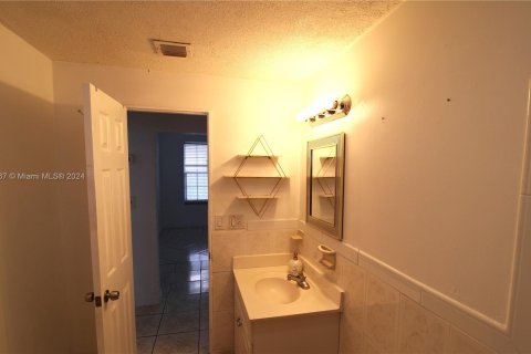 House in Miami, Florida 3 bedrooms, 121.61 sq.m. № 1368710 - photo 23