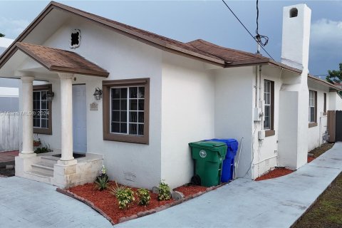 House in Miami, Florida 3 bedrooms, 121.61 sq.m. № 1368710 - photo 11