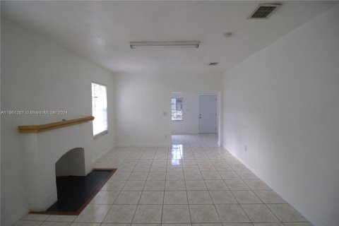 House in Miami, Florida 3 bedrooms, 121.61 sq.m. № 1368710 - photo 19