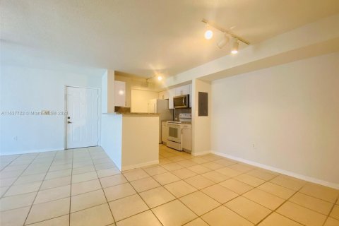 Condo in Pembroke Pines, Florida, 1 bedroom  № 1309672 - photo 9