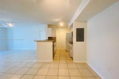 Condo in Pembroke Pines, Florida, 1 bedroom  № 1309672 - photo 4