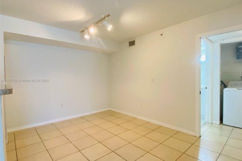 Condo in Pembroke Pines, Florida, 1 bedroom  № 1309672 - photo 8