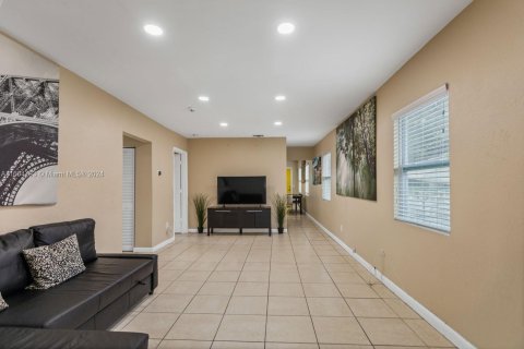 House in Miami, Florida 4 bedrooms, 119.84 sq.m. № 1382965 - photo 6