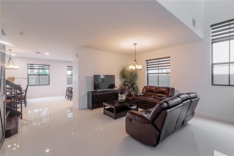 Casa en venta en Miami, Florida, 5 dormitorios, 266.07 m2 № 1382995 - foto 10