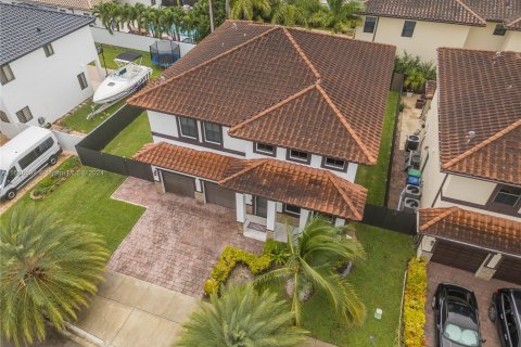 Villa ou maison à vendre à Miami, Floride: 5 chambres, 266.07 m2 № 1382995 - photo 2