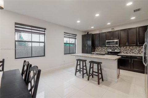 Casa en venta en Miami, Florida, 5 dormitorios, 266.07 m2 № 1382995 - foto 16