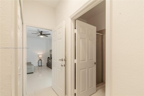 Villa ou maison à vendre à Miami, Floride: 5 chambres, 266.07 m2 № 1382995 - photo 25