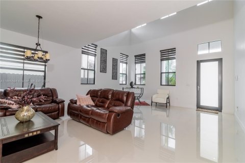 Villa ou maison à vendre à Miami, Floride: 5 chambres, 266.07 m2 № 1382995 - photo 4