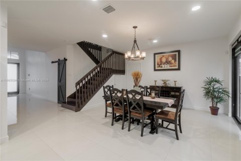 House in Miami, Florida 5 bedrooms, 266.07 sq.m. № 1382995 - photo 11