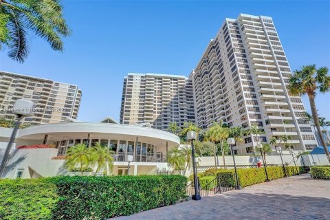 Copropriété à vendre à Hallandale Beach, Floride: 2 chambres, 146.79 m2 № 991648 - photo 1