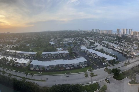 Condo in Hallandale Beach, Florida, 2 bedrooms  № 991648 - photo 17