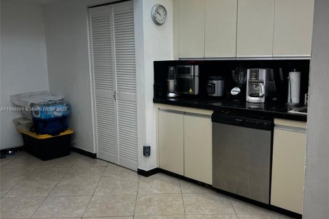 Condo in Hallandale Beach, Florida, 2 bedrooms  № 991648 - photo 8