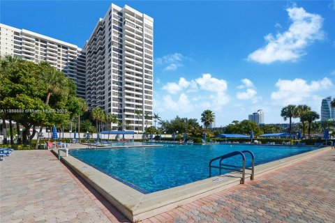 Copropriété à vendre à Hallandale Beach, Floride: 2 chambres, 146.79 m2 № 991648 - photo 2