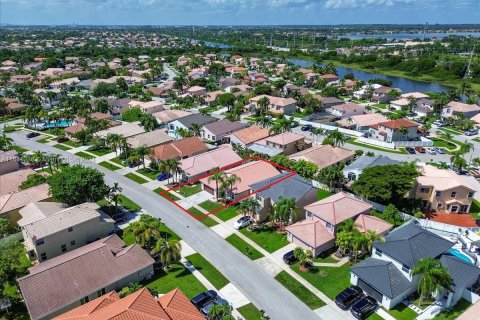 House in Pembroke Pines, Florida 3 bedrooms, 171.22 sq.m. № 1319122 - photo 3