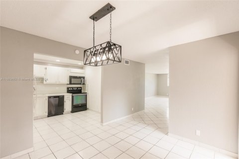 Copropriété à vendre à Hollywood, Floride: 2 chambres, 123.75 m2 № 1223065 - photo 1