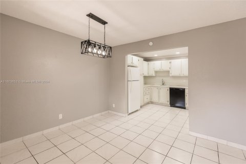 Condo in Hollywood, Florida, 2 bedrooms  № 1223065 - photo 3