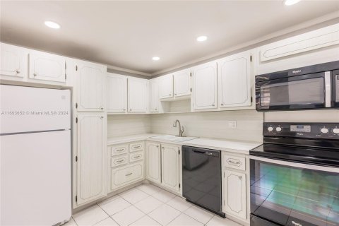 Condo in Hollywood, Florida, 2 bedrooms  № 1223065 - photo 7