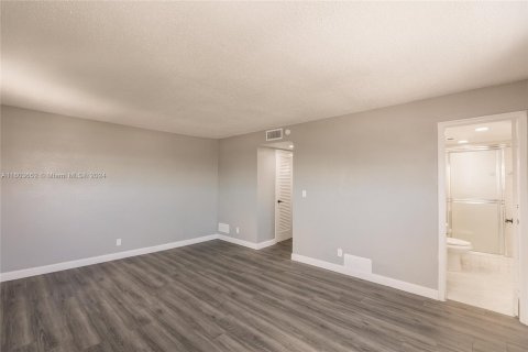 Condo in Hollywood, Florida, 2 bedrooms  № 1223065 - photo 17