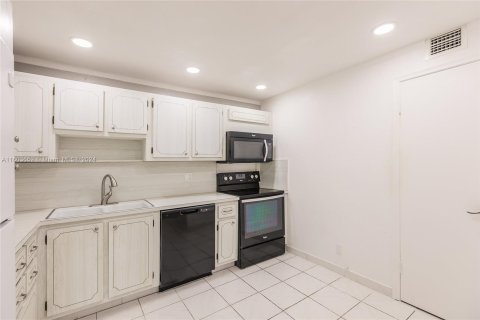 Condo in Hollywood, Florida, 2 bedrooms  № 1223065 - photo 8