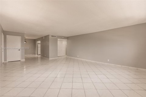 Copropriété à vendre à Hollywood, Floride: 2 chambres, 123.75 m2 № 1223065 - photo 12