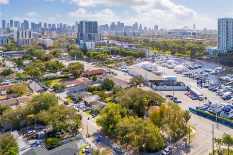 Propiedad comercial en venta en Miami, Florida № 990207 - foto 6