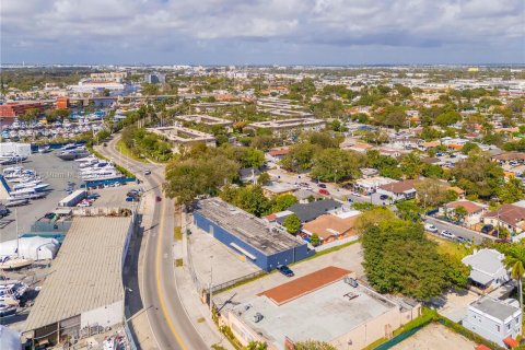 Propiedad comercial en venta en Miami, Florida № 990207 - foto 4