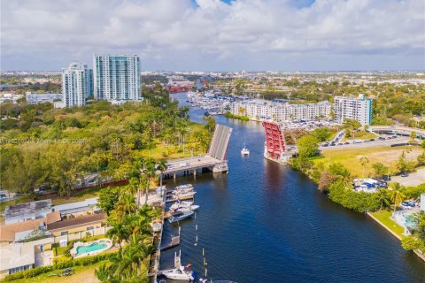 Propiedad comercial en venta en Miami, Florida № 990207 - foto 11