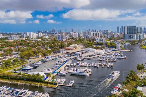 Propiedad comercial en venta en Miami, Florida № 990207 - foto 9