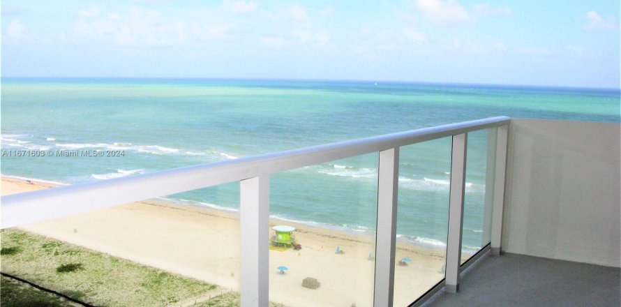 Condominio en Miami Beach, Florida, 2 dormitorios  № 1393491